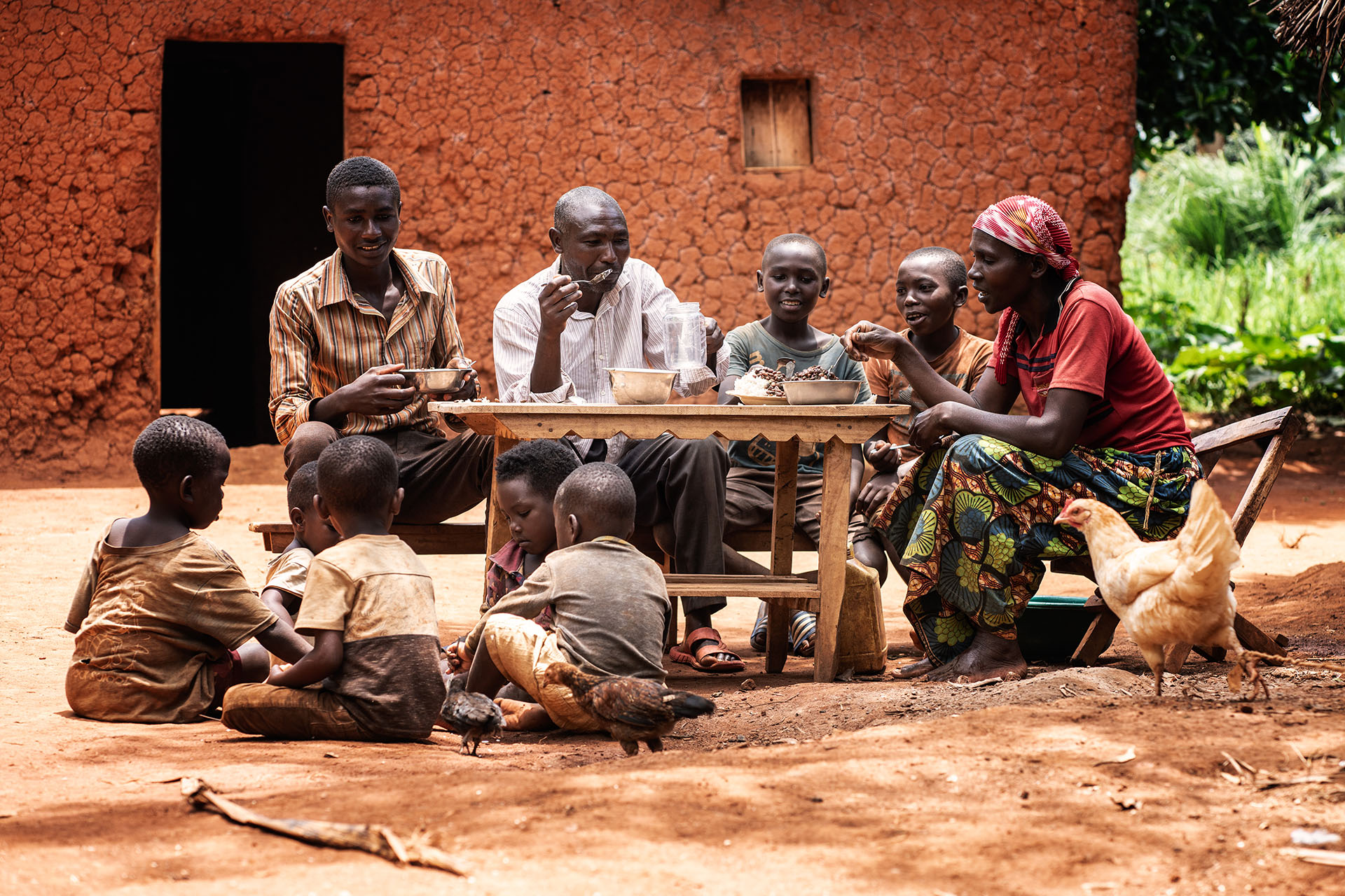 Multi generational family eating lunch outside.
